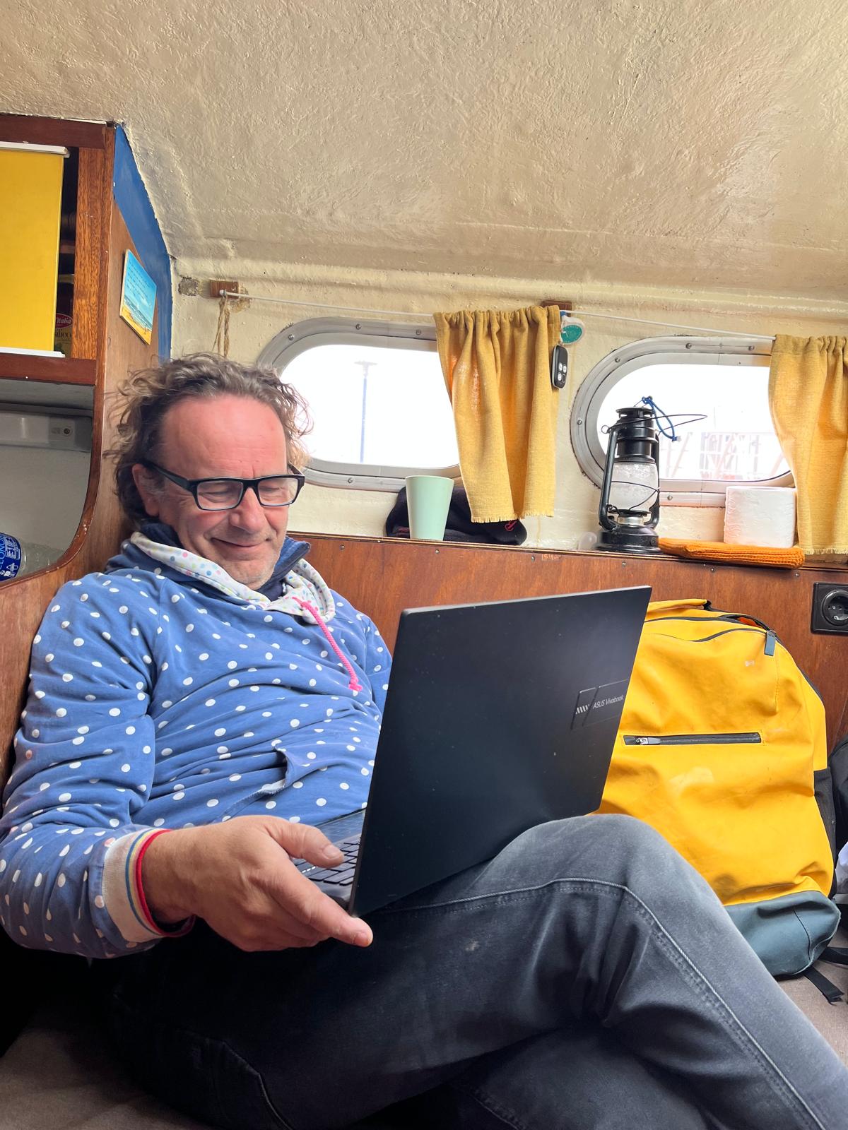 Thijs Cobben working on the boat